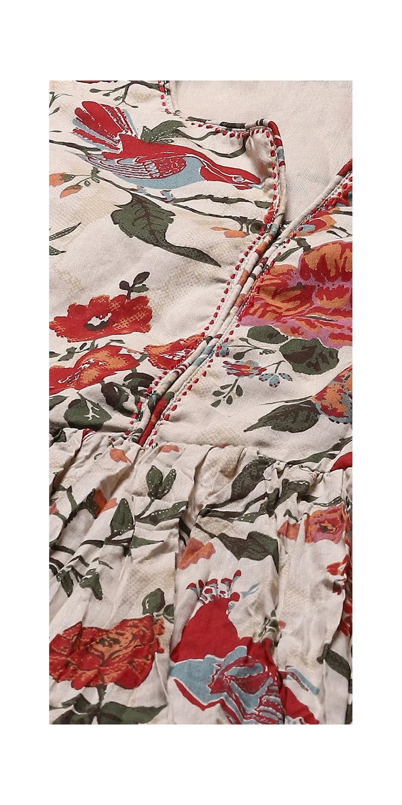 بيبا فستان مطبوع باللون الأبيض الأبيض الفاتح مع طباعة متسعة.