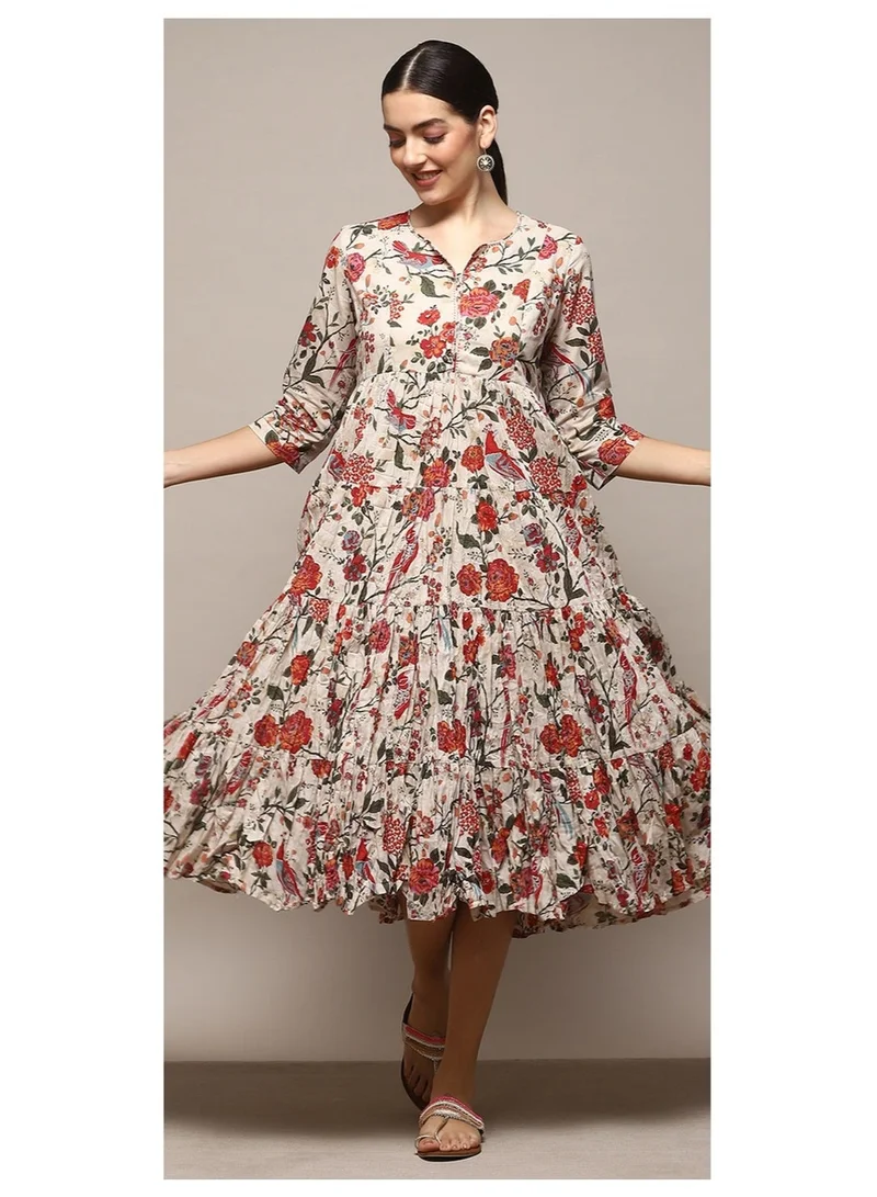 بيبا فستان مطبوع باللون الأبيض الأبيض الفاتح مع طباعة متسعة.