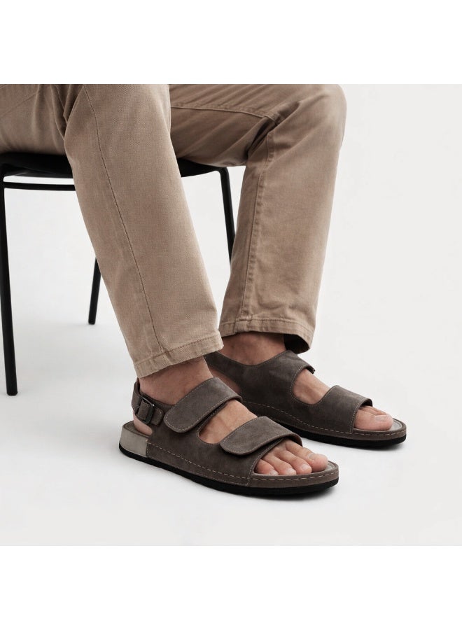 صندل رجالي طبي مريح – صندل جلد عملي بشريطين لاصقين قابلين للتعديل مع سير خلفي – خفيف الوزن ونعل مانع للانزلاق - Image 1