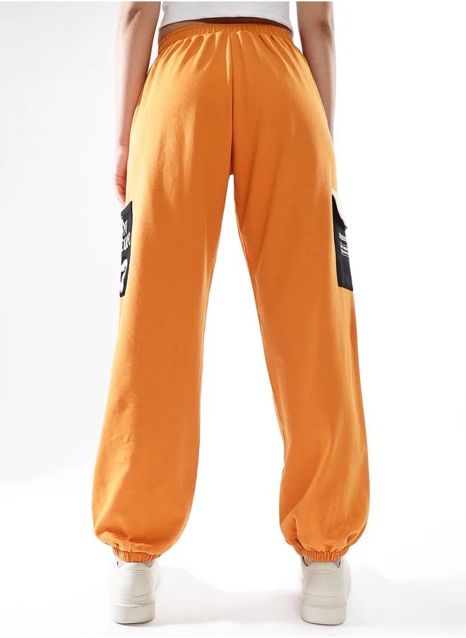 هوبرهولمي Women Track Pants in Multicolor featuring Jogger fit with a colourblocked pattern, no sleeves, regular length, secured with elasicated + drawstring closure, crafted from terry – an essential addition to your stylish collection.
