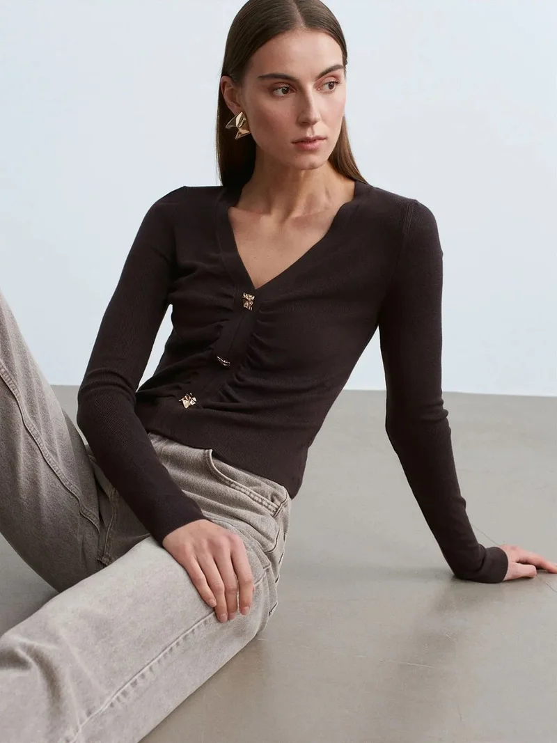 ديلفين DILVIN Fitted Ribbed V-neck Button Sweater