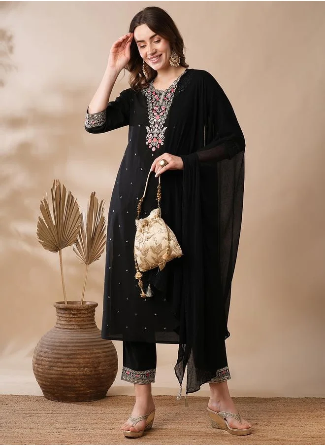 جلو باص Globus Women Black Scalloped Round Neck Floral Embroidered Sequinned Straight Festive Kurta With Pants and Dupatta Set by Styli