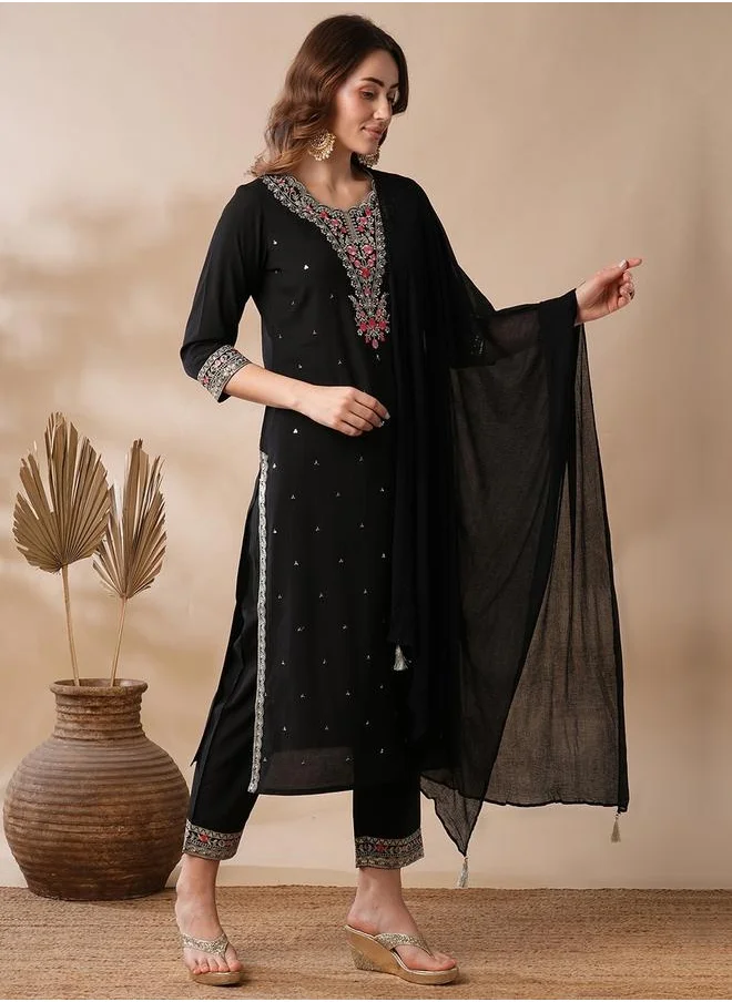 جلو باص Globus Women Black Scalloped Round Neck Floral Embroidered Sequinned Straight Festive Kurta With Pants and Dupatta Set by Styli