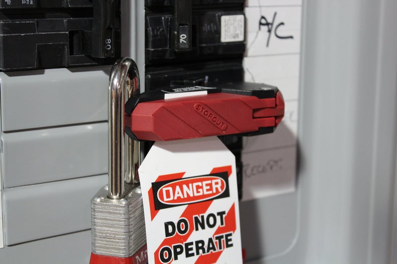 أكيوفورم Accuform Stopout 120/240 قفل قاطع الدائرة (قطب مزدوج) مشبك شريط 1.5 بوصة × 3.33 بوصة × 1.75 بوصة أحمر Kdd161 - Image 2