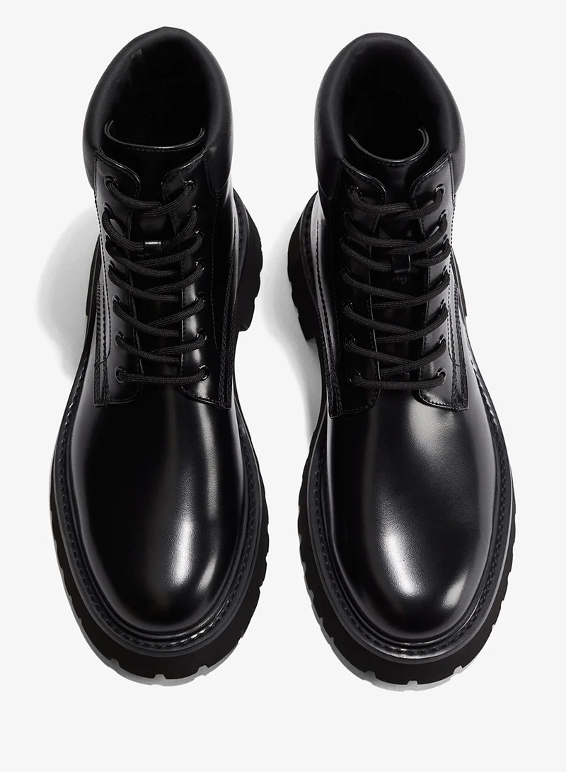 اتش اند ام بووت بأربطة ونعل سميك