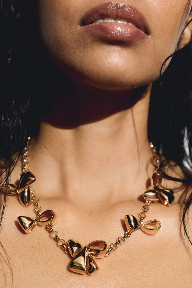 اتش اند ام قلادة مزينة بفيونكة