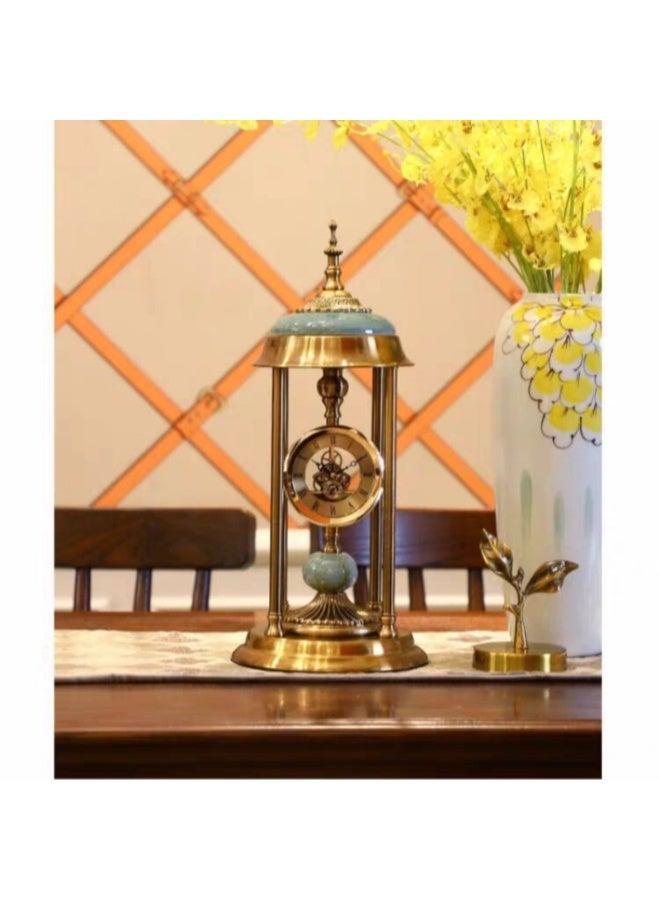 أولودينيز  ساعة طاولة فاخرة بتصميم أوروبي عتيق – هيكل نحاسي وتفاصيل سيراميكية فاخرة مع عرض للتروس الميكانيكية  - Image 4