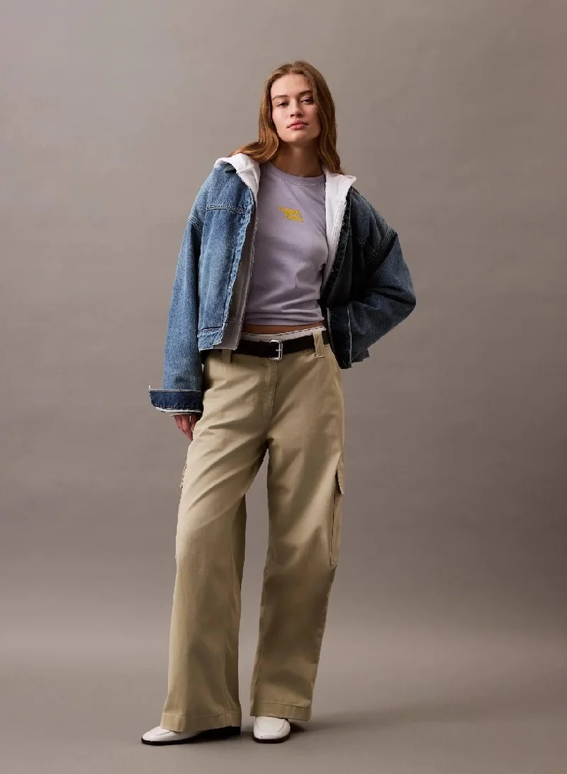 كالفن كلاين جينز تيشرت مزين بشعار كلفن كلاين بنمط فلوك