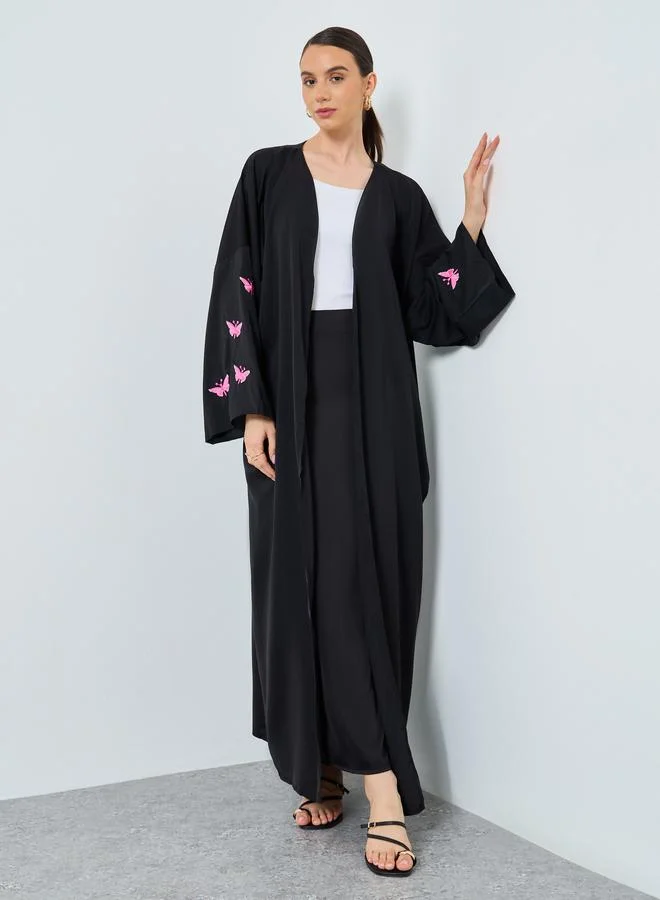 تايك تو عباية مفتوحة مطرزة بفراشة