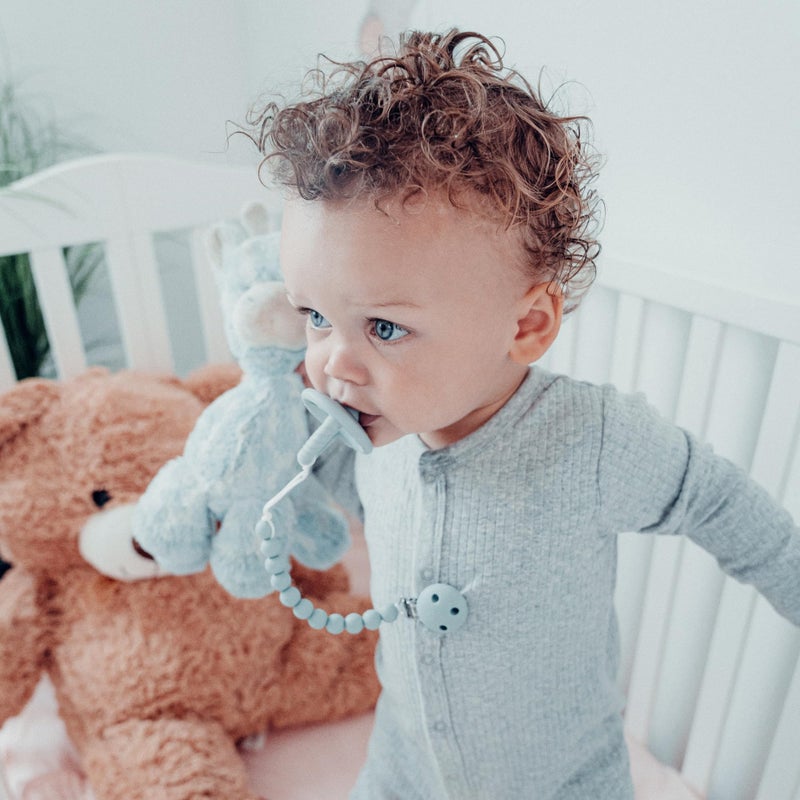 Comfy Cubs مشابك مصاصة كومفي كابس 2 عبوة - مصاصات أطفال مصنوعة من السيليكون الغذائي 100% ، خالية من BPA و PVC - معتمدة من CPSIA ، هدايا أطفال خفيفة الوزن ومرنة - ساج - Image 5