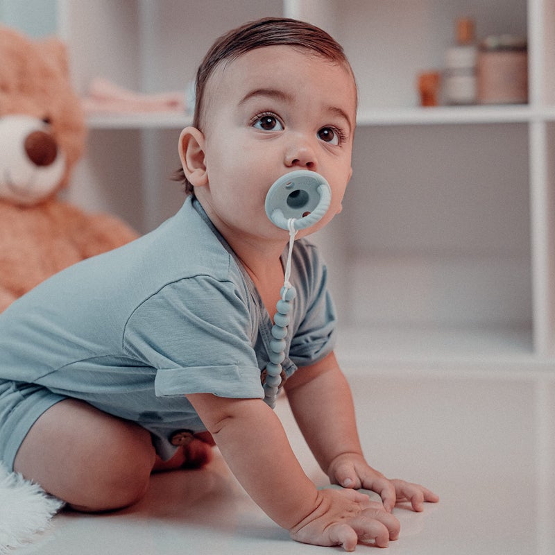 Comfy Cubs مشابك مصاصة كومفي كابس 2 عبوة - مصاصات أطفال مصنوعة من السيليكون الغذائي 100% ، خالية من BPA و PVC - معتمدة من CPSIA ، هدايا أطفال خفيفة الوزن ومرنة - ساج - Image 1