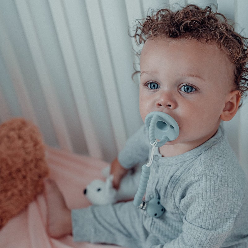 Comfy Cubs مشابك مصاصة كومفي كابس 2 عبوة - مصاصات أطفال مصنوعة من السيليكون الغذائي 100% ، خالية من BPA و PVC - معتمدة من CPSIA ، هدايا أطفال خفيفة الوزن ومرنة - ساج - Image 4