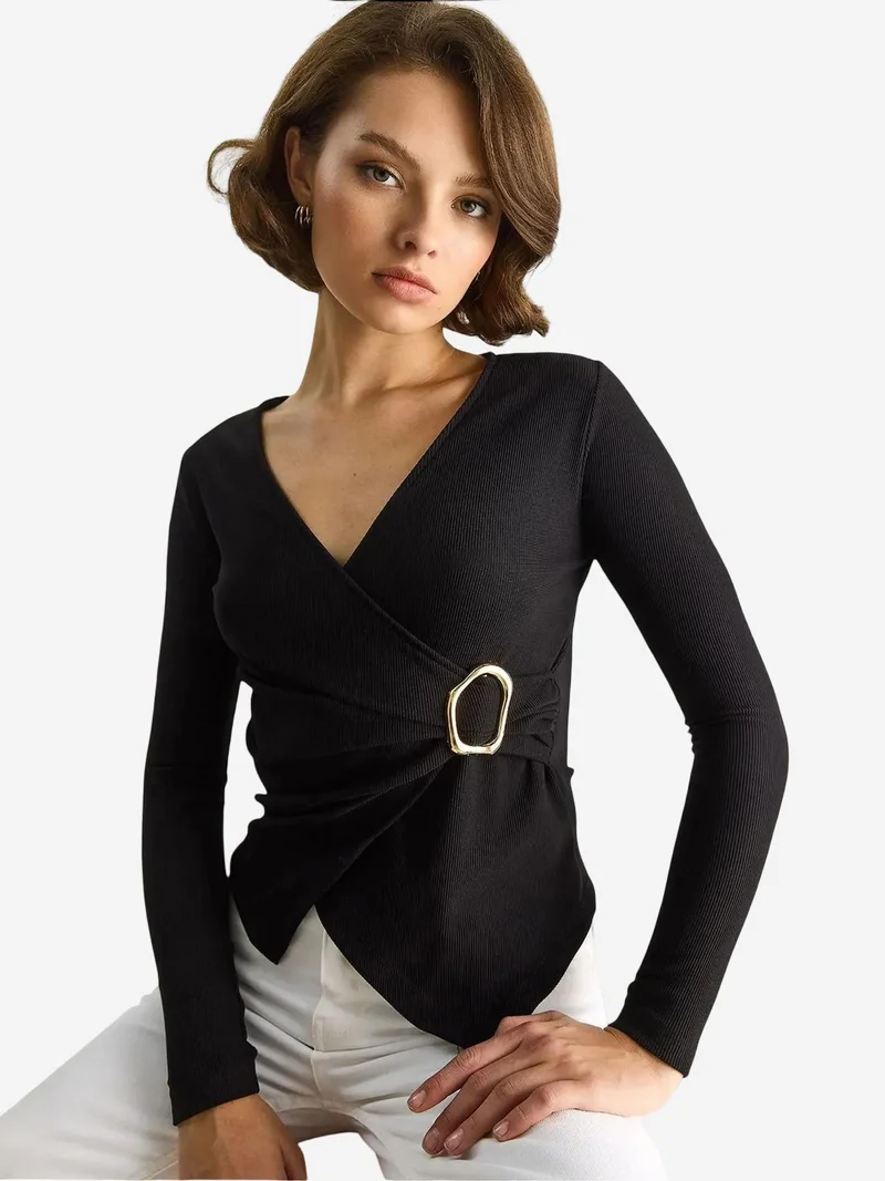 بيانكو لوتشي بلوزة لوكسي بياقة مزدوجة مع تفاصيل إكسسوار