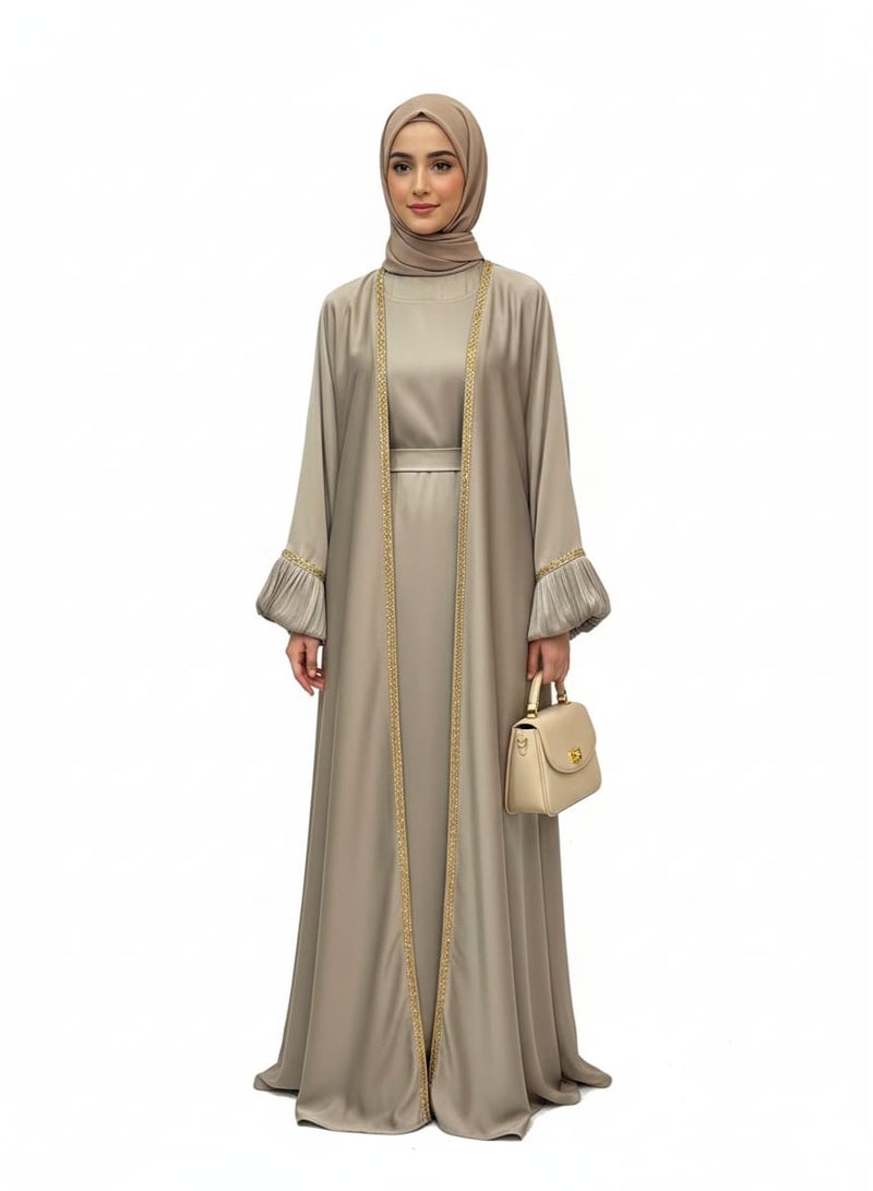 عباية إماراتية أنيقة محتشمة مزينة بتطريز ذهبي، وسترة كارديجان بيج طويلة مفتوحة من الأمام، وأكمام واسعة، ولباس إسلامي رسمي من تصميم فارسي، ببطانة داخلية وخارجية.