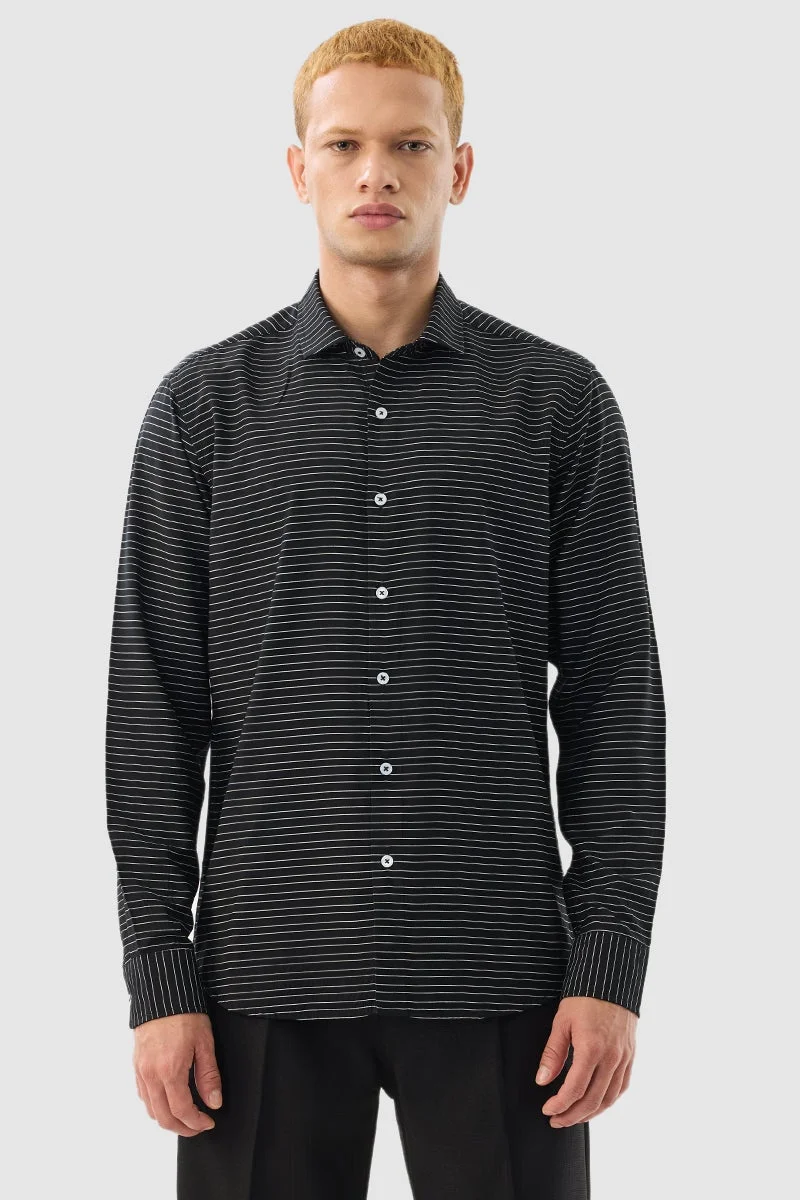 سنيتش قميص ضيق مخطط باللون الأسود