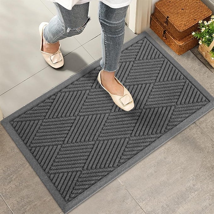 STURDY FRONT DOOR MAT ABSORBENT MUDDY DIRT RESIST WELCOME DOOR MATS OUTDOOR INDOOR STAIN AND FADE RESISTANT NONSLIP RUBBER BACKING LOW PROFILE DOORMAT FOR ENTRYWAY 3017 CHARCOAL