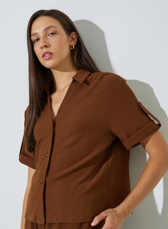 ستايلي طقم قميص بياقة مفتوحة وبنطال بقوام بارز - بني - Image 4