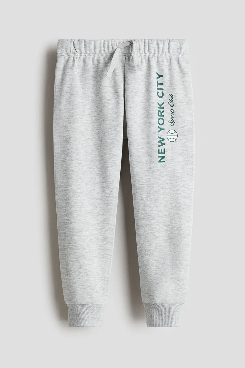 اتش اند ام بنطلون رياضي مزيّن برسمة