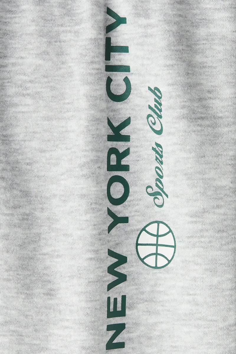 اتش اند ام بنطلون رياضي مزيّن برسمة