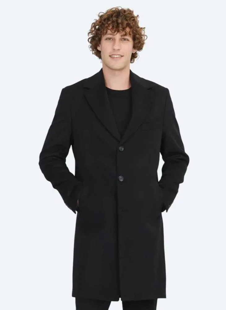 كيب معطف أسود بقصة عادية وياقة فراشة ونسيج كلاسيكي