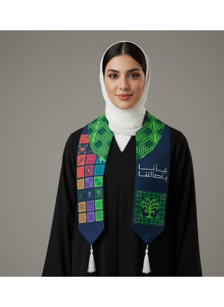 هدايا تذكارية عربية وشاح اليوم الوطني السعودي - تصميم ثقافي أنيق مع الخط العربي "عِزّنا بأصالتنا"، ونقوش تقليدية وألوان زاهية - مثالي لليوم الوطني - Image 2