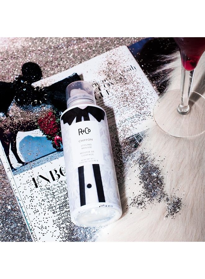 R+Co موس تصفيف الشيفون | شكل قابل للتشكيل + حجم + لمعان | نباتي + خالي من التجارب على الحيوانات | 5.6 أونصة - Image 3