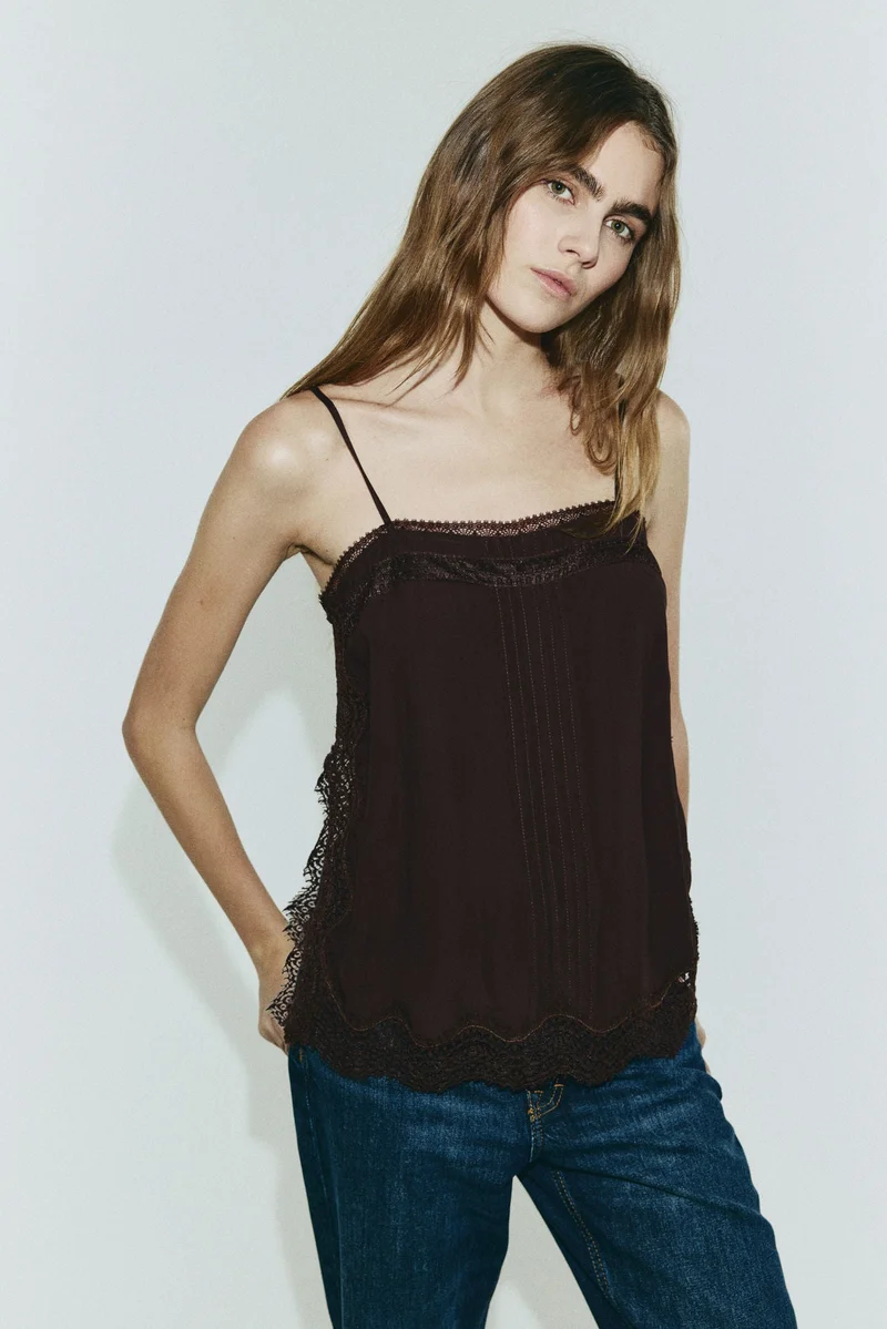 اتش اند ام بلوزة من الفيسكوز بحواف دانتيل