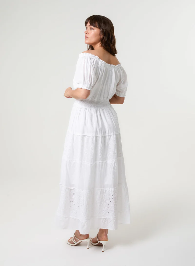 بلو فانيلا فستان ماكسي بطبقات مطرز بالحليب