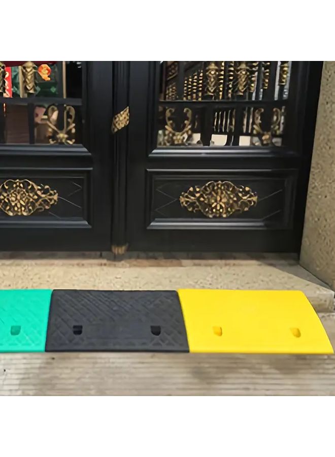 وسادة درج صفراء زاهية شديدة التحمل ومنحدر منحدر غير قابل للانزلاق مع حواف قوية، تصميم مثلثي محمول للكراسي المتحركة والسيارات والمنازل والطرق الآمنة للاستخدام الداخلي والخارجي، سطح متين. - Image 4