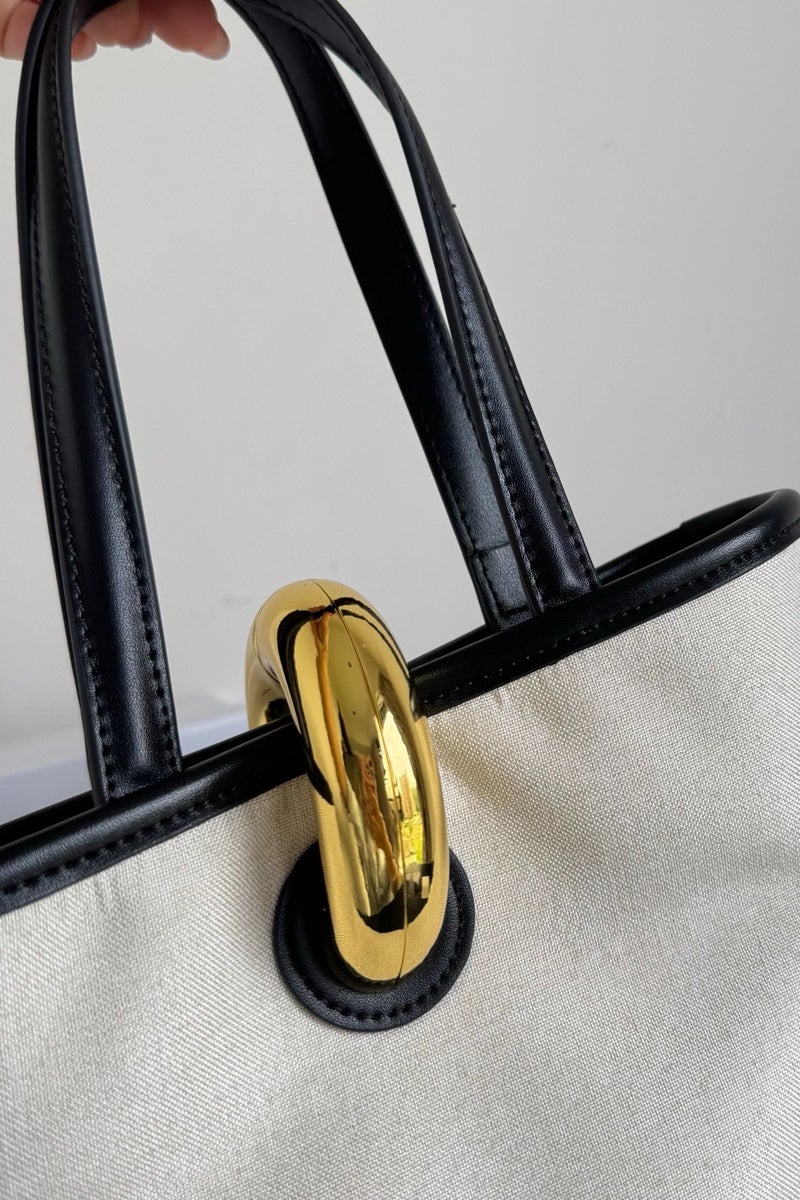 Jacquemus  حقيبة دلو صغيرة من الجلد برباط كتف - Image 4