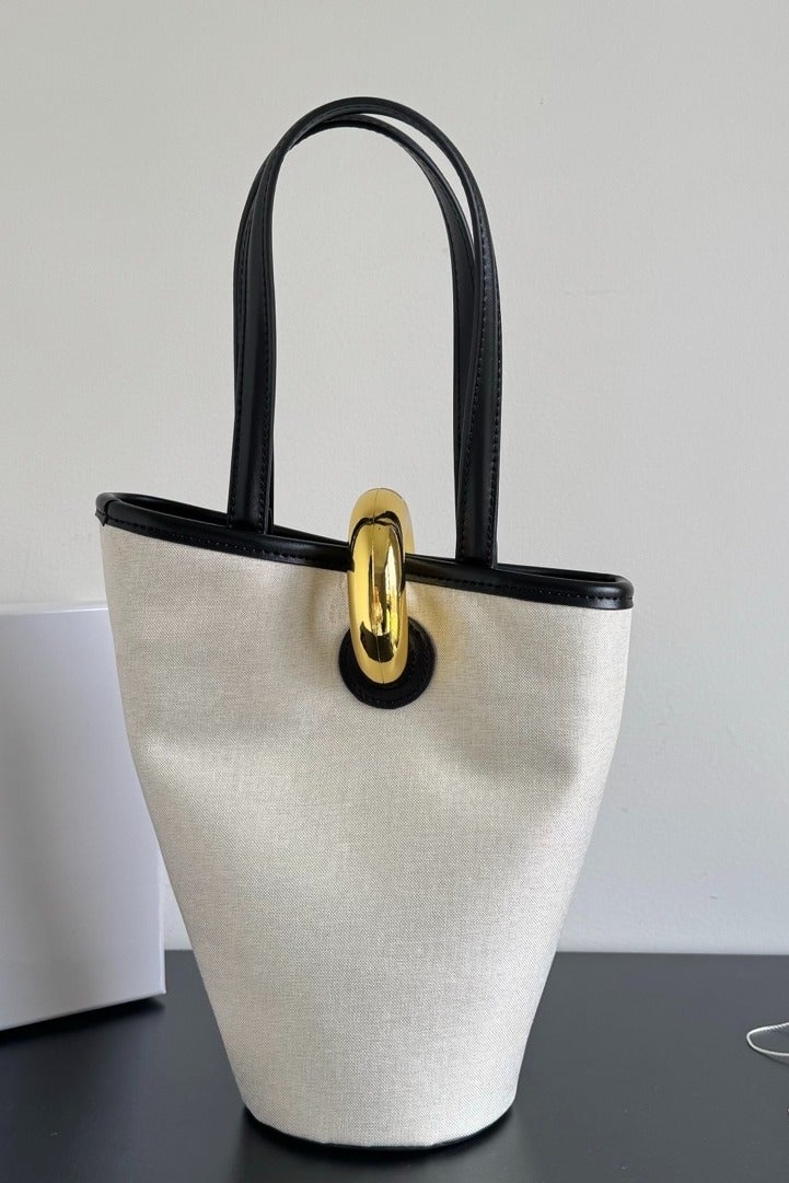 Jacquemus  حقيبة دلو صغيرة من الجلد برباط كتف - Image 2