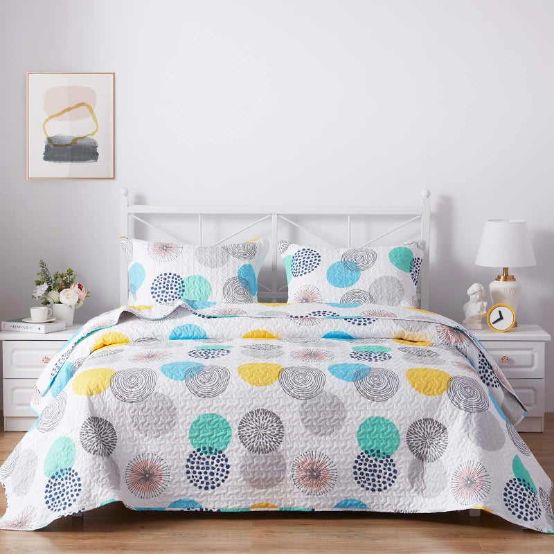 SunStyle Home Quilt Set Queen Size  3 Piece Includes 1 Lightweight Microfiber Quilt  2 Shams Reversible Quilted Pattern All Season Bedspreads Comforter