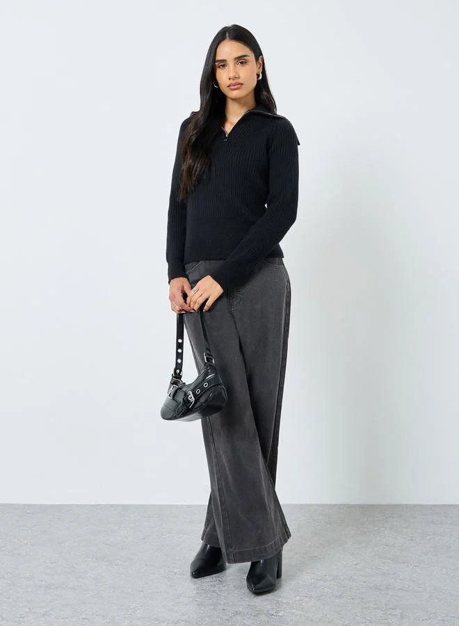 ستايلي بلوزة بتفاصيل سحاب وأكمام طويلة