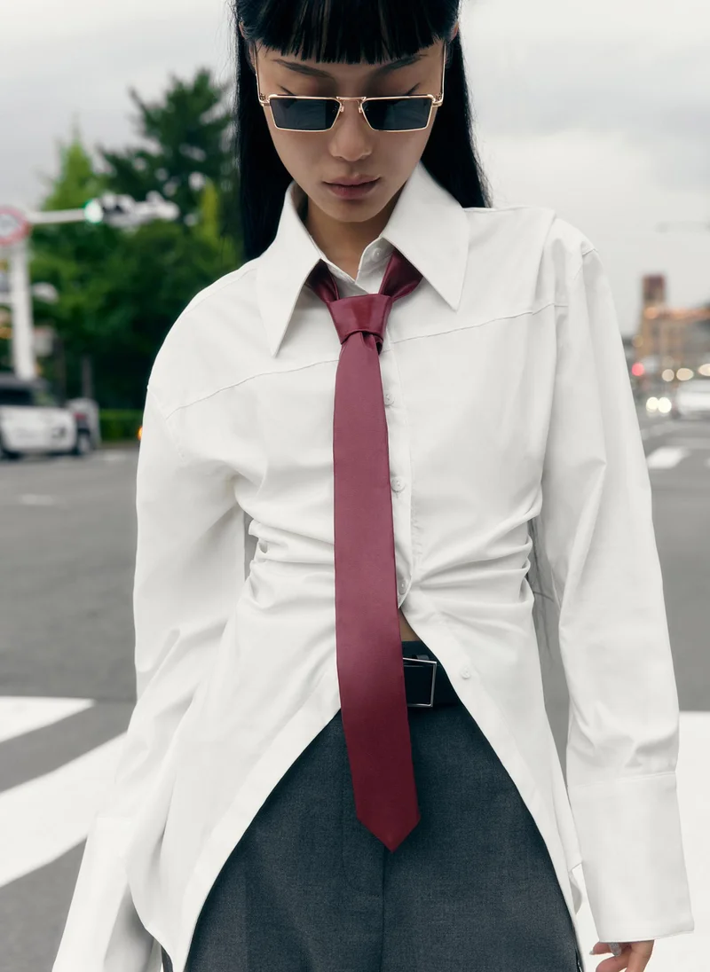 ليتشي قميص ملائم مع تجمعات وخياطة زخرفية على الكتفين