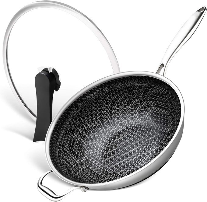 HONEYCOMB WOK PAN WITH LID 125 INCH STAINLESS STEEL WOKS STIRFRY PANS WITH STAY COOL HANDLE FLAT BOTTOM WOK WITH VERTICAL LID INDUCTION WOK DISHWASHER OVEN SAFE