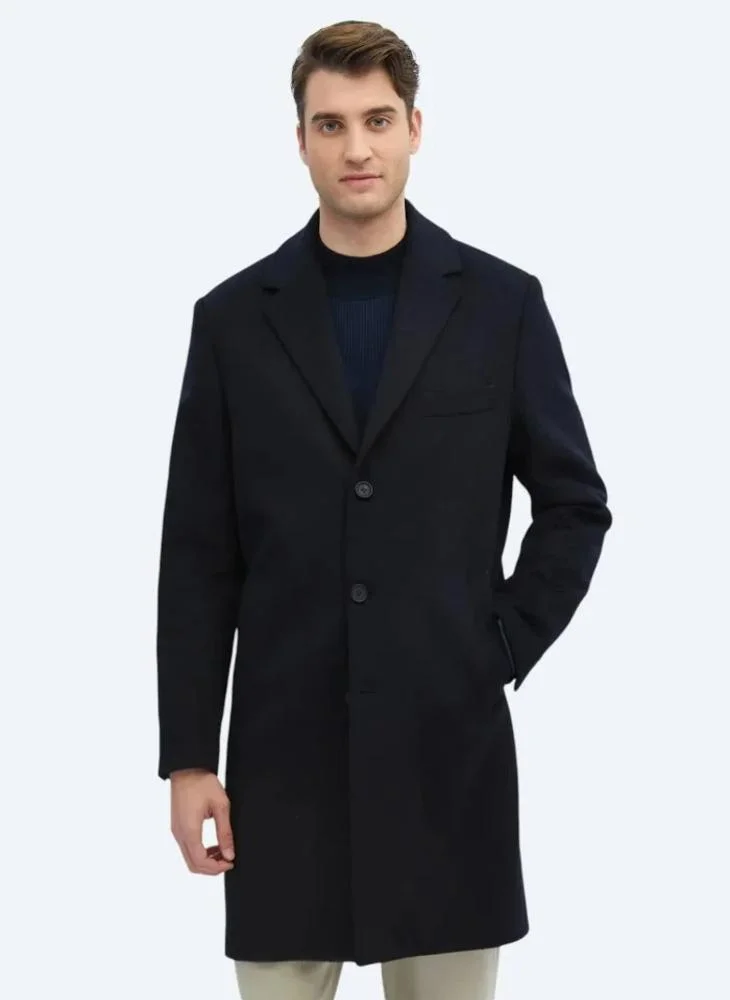 كيب معطف أزرق داكن بقصّة عادية وياقة فراشة ونسيج كلاسيكي