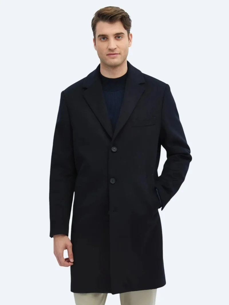 كيب معطف أزرق داكن بقصة عادية وياقة فراشة ونسيج كلاسيكي