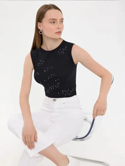 هيكاب بلوزة قطنية بدون أكمام بياقة دائرية وزخارف لامعة