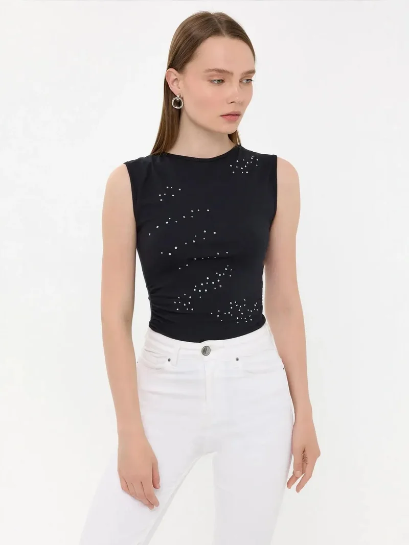 هيكاب بلوزة قطنية بدون أكمام بياقة دائرية وزخارف لامعة