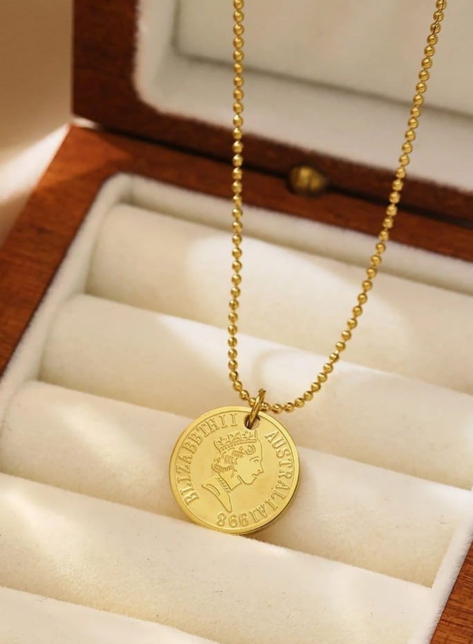 Luxuria Classic, elegant and simple, this Queen Elizabeth gold circle pendant necklace is made of stainless steel and plated with 18k gold, on a celebrity medallion chain. - Image 2