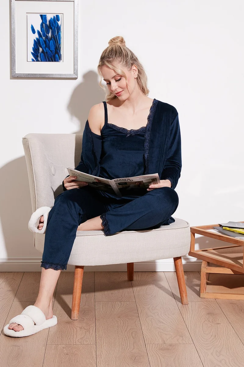 ليلا Regular Fit Lace Soft Textured Velvet Pajama Set with Dressing Gown Women's Pajama Set 6095545