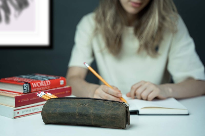 KomalC حافظة أقلام جلدية مصنوعة يدويًا حقيبة أقلام أنيقة وعملية هدية مثالية للفنانين مناسبة للمكتب من كومال سي - Image 3