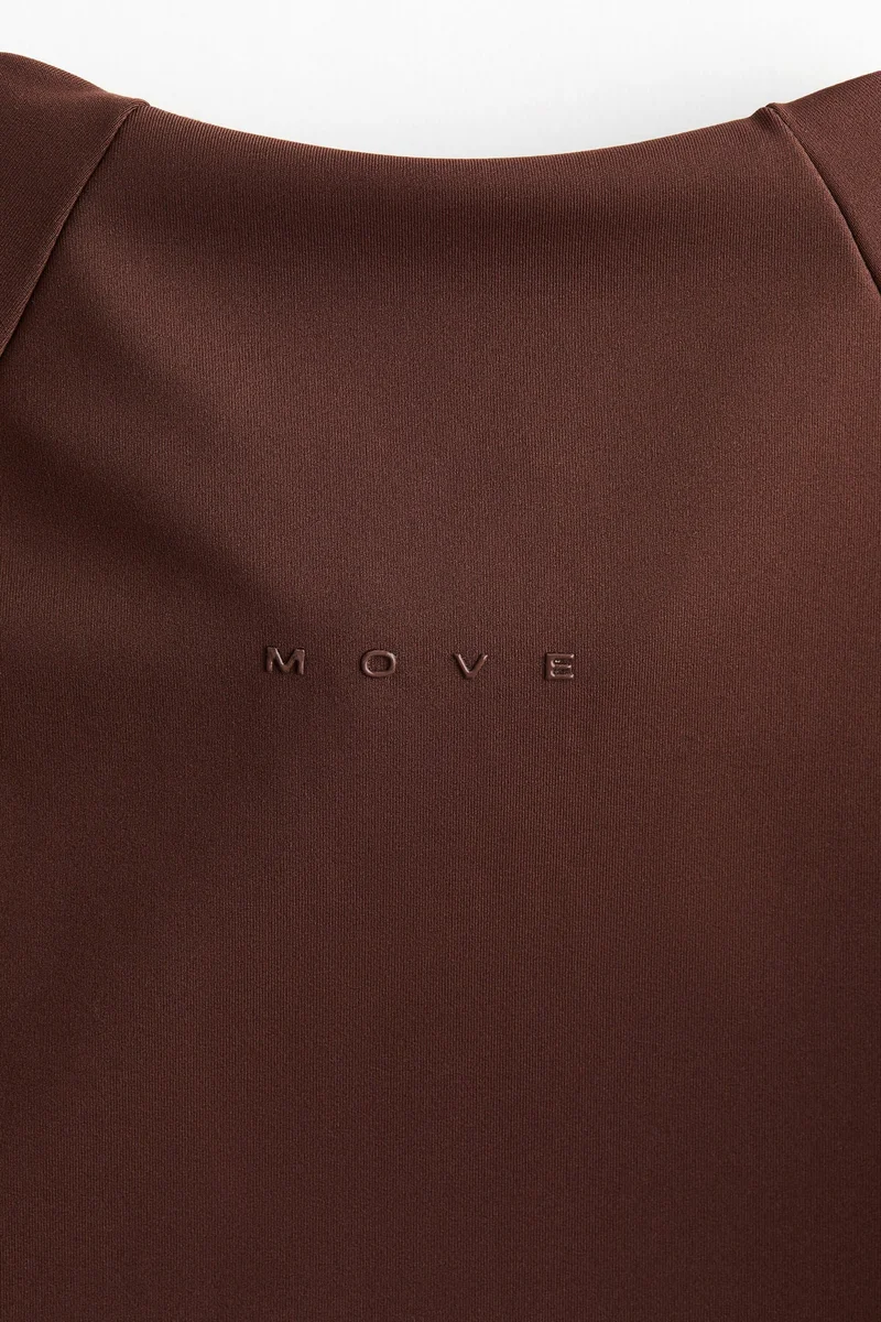 اتش اند ام جاكيت رياضي بتقنية سكلبت موف™