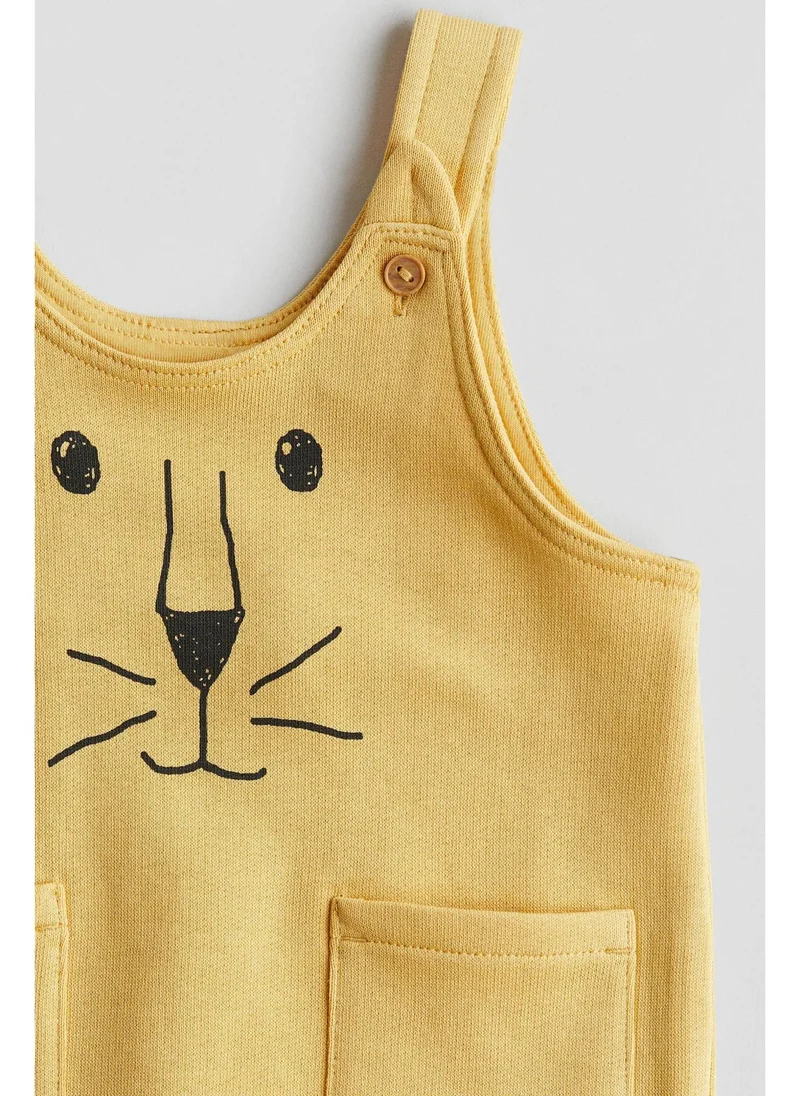 اتش اند ام Printed dungaree shorts