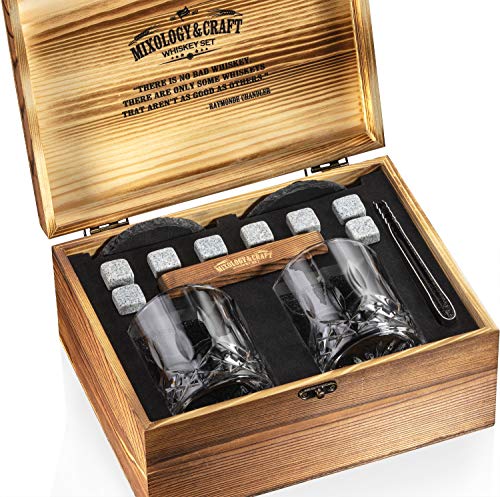 Mixology & Craft طقم هدايا كؤوس الويسكي والمزج والحرف اليدوية للرجال 13 قطعة مع عبوة من 2 كؤوس مقطوعة على شكل ماسة مع 8 أحجار جرانيت للتبريد، 2 قاعدة، ملقط وكتاب وصفات كوكتيل في صندوق خشبي - Image 2