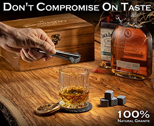 Mixology & Craft طقم هدايا كؤوس الويسكي والمزج والحرف اليدوية للرجال 13 قطعة مع عبوة من 2 كؤوس مقطوعة على شكل ماسة مع 8 أحجار جرانيت للتبريد، 2 قاعدة، ملقط وكتاب وصفات كوكتيل في صندوق خشبي - Image 5