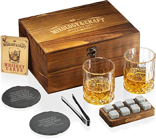 Mixology & Craft طقم هدايا كؤوس الويسكي والمزج والحرف اليدوية للرجال 13 قطعة مع عبوة من 2 كؤوس مقطوعة على شكل ماسة مع 8 أحجار جرانيت للتبريد، 2 قاعدة، ملقط وكتاب وصفات كوكتيل في صندوق خشبي - Image 1