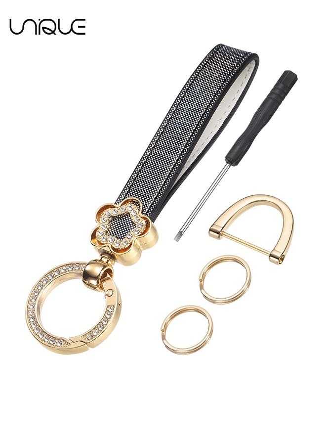 يونيك ميدالية مفاتيح للسيارة من الجلد الصناعي والمعدن - سلسلة مفاتيح سيارة مبتكرة مع حلقة D مانعة للفقد و2 حلقات مفاتيح - حلقة من مزيج الزنك مع جلد منقوش قابلة للدوران 360° - سوار معصم للسيارة عالمي - قلادة لتزيين حقيبة مدرسية أو السيارة - تأتي مع مفك براغي - باللون الأسود/الذهبي - Image 1