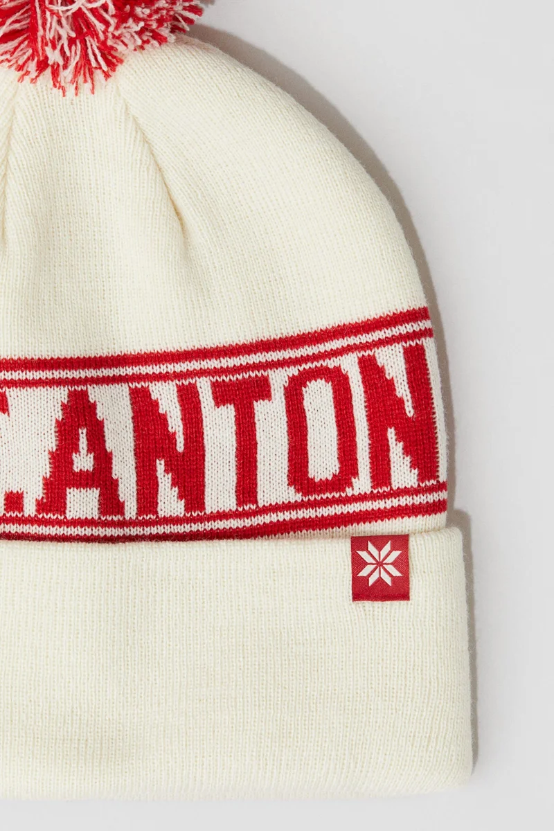 اتش اند ام قبعة من الجاكار مزينة بكرة صوفية