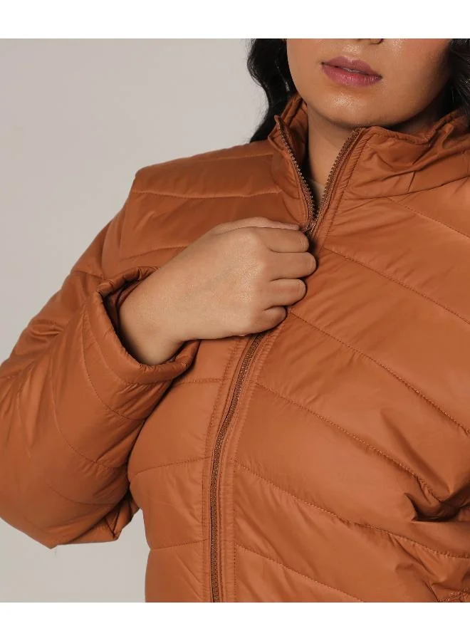 انستافاب بلس سترة منتفخة مبطنة باللون البني الداكن للسيدات مع سحاب للإغلاق